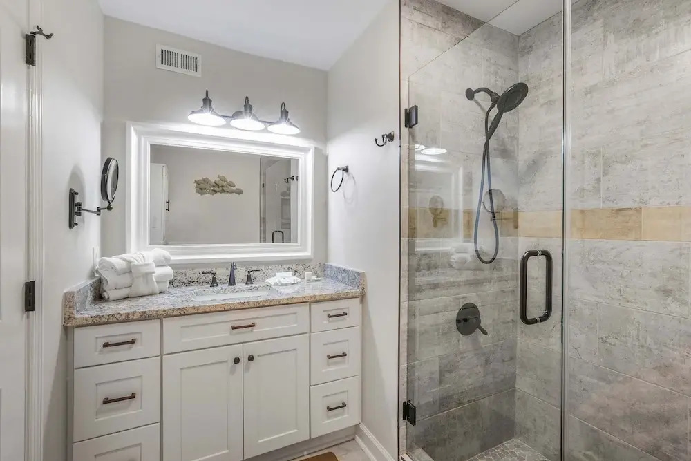 Lagoon Landing 202- Beautifully Decorated Condo With Balcony Pool Steps to Beach Lagoon