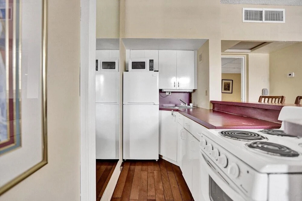 Lovely 2br/1bath, Hallandale Beach, Outdoor Pool & Free Parking!
