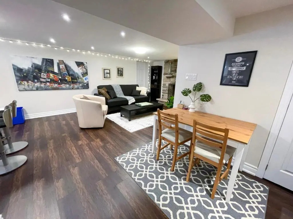 Spacious & Renovated 1BD Suite w/parking