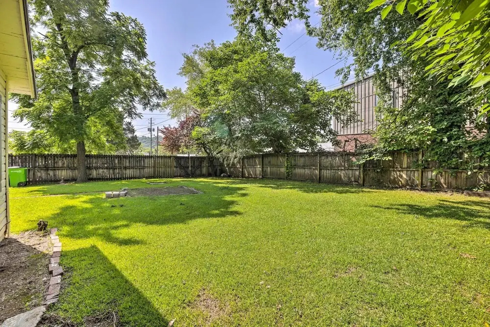 Quaint Leeds Studio w/ Yard ~ 18 Mi to Birmingham!