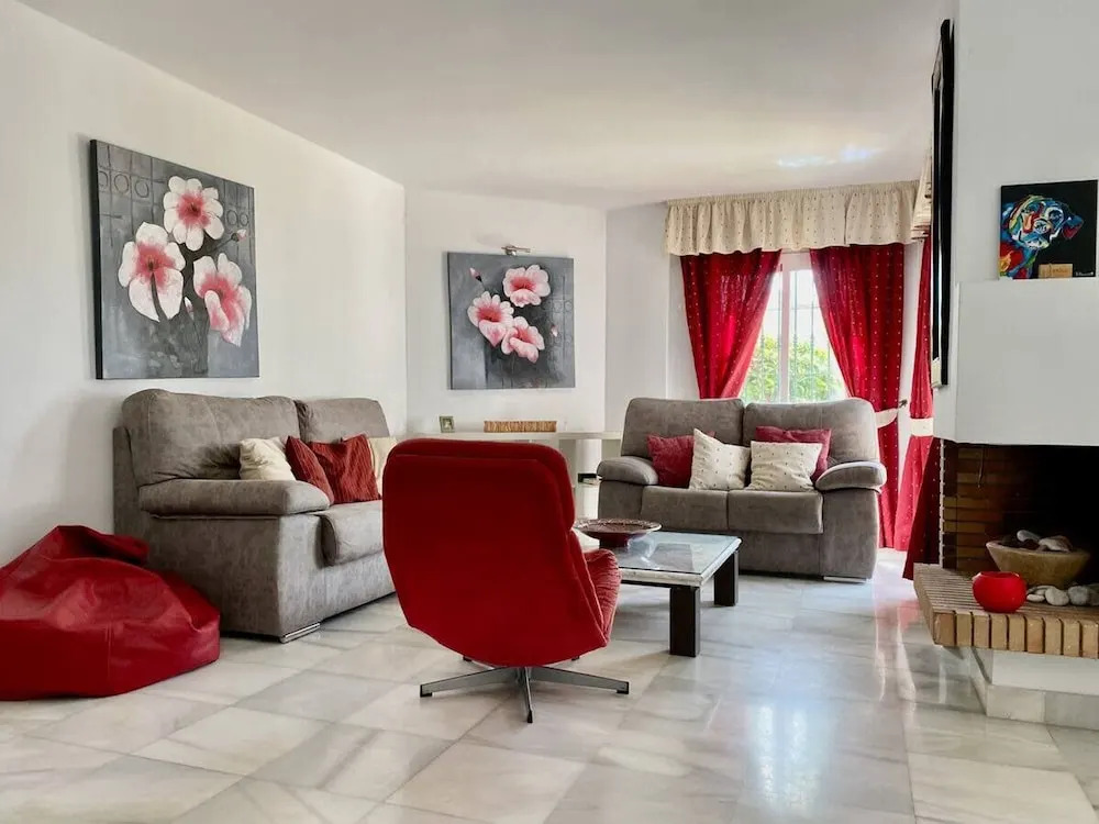 House Pauline 3 bed Poolside Private Garden M-5