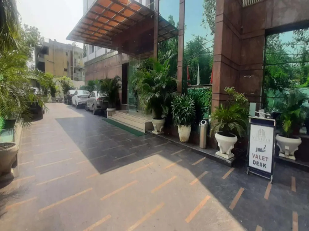 Venizia Sarovar Portico