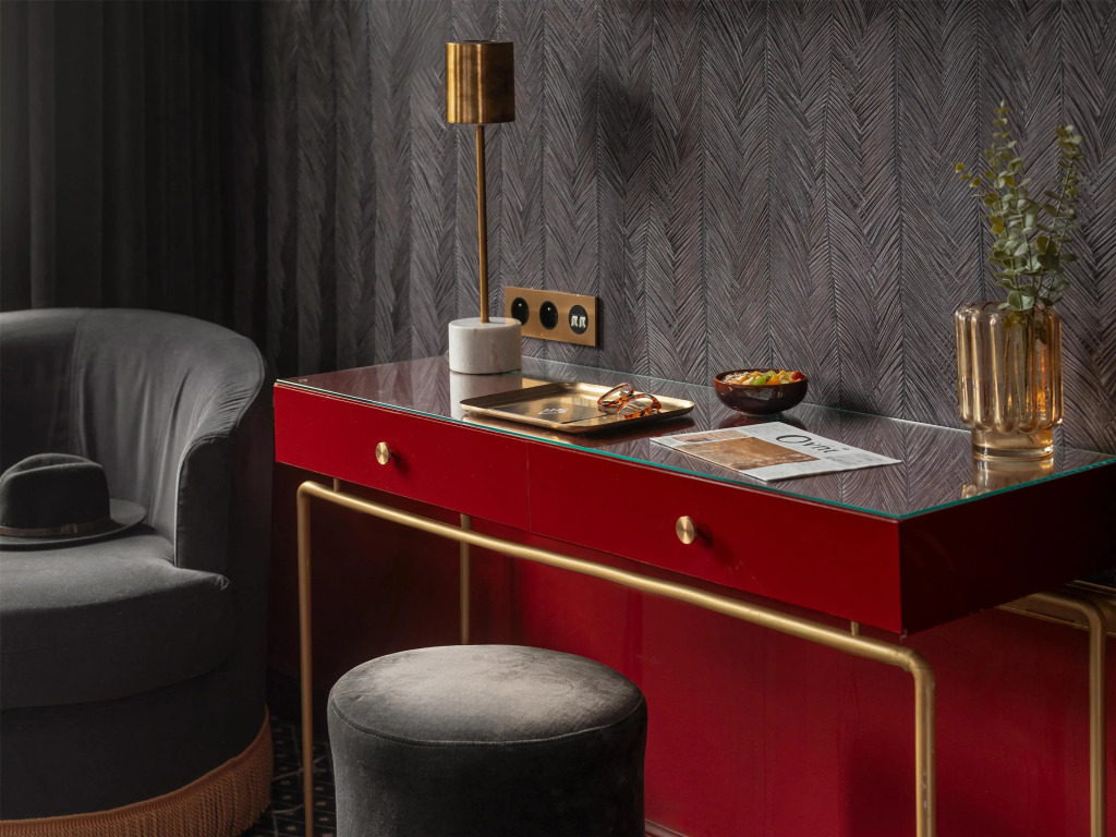 Snob Hotel