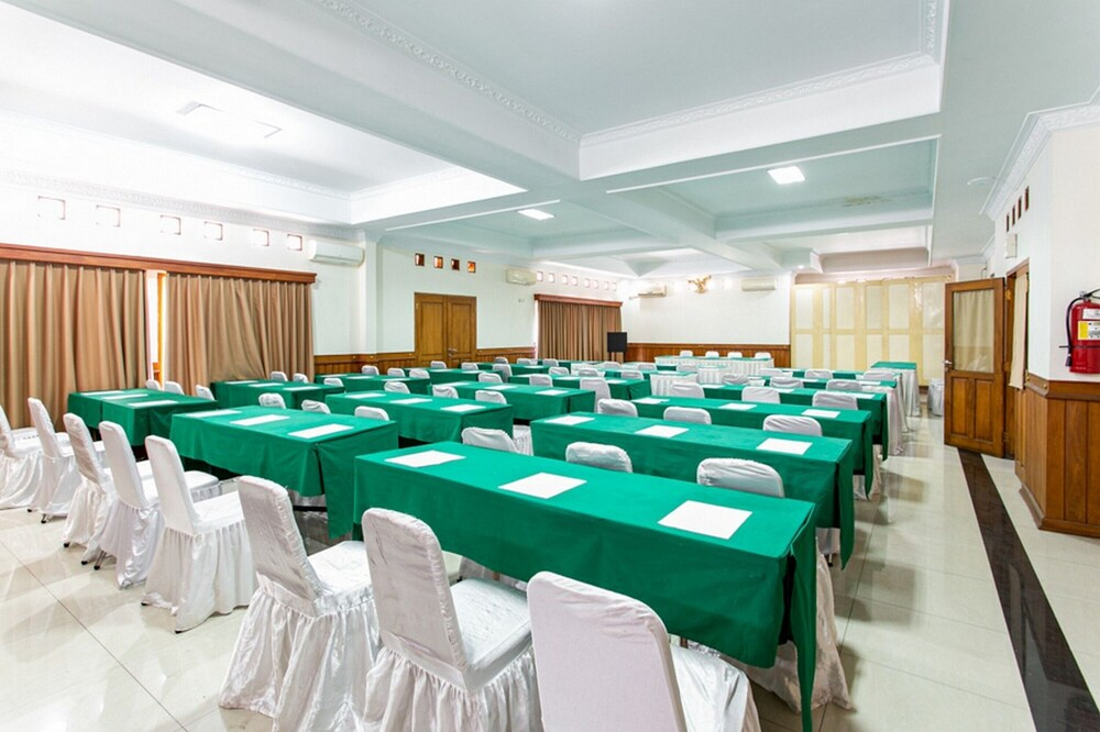 RedDoorz Plus near Alun Alun Karanganyar