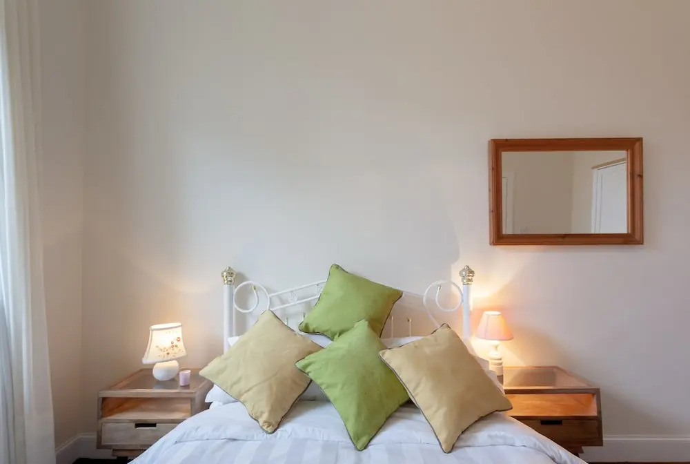 1 Bedroom Traditional Leith Flat