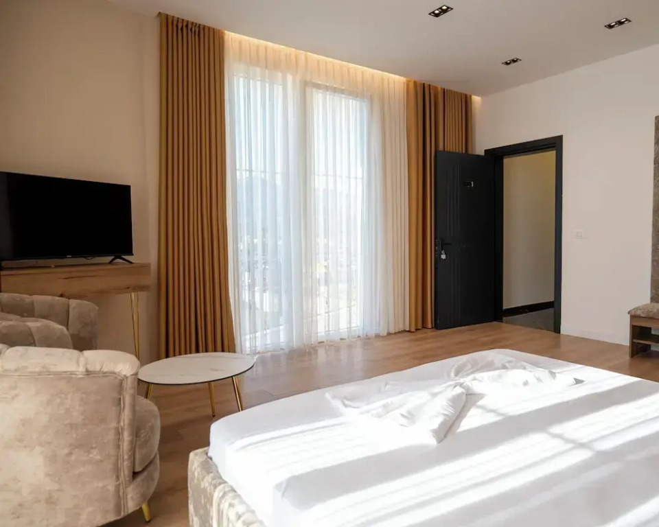 Leo Hotel