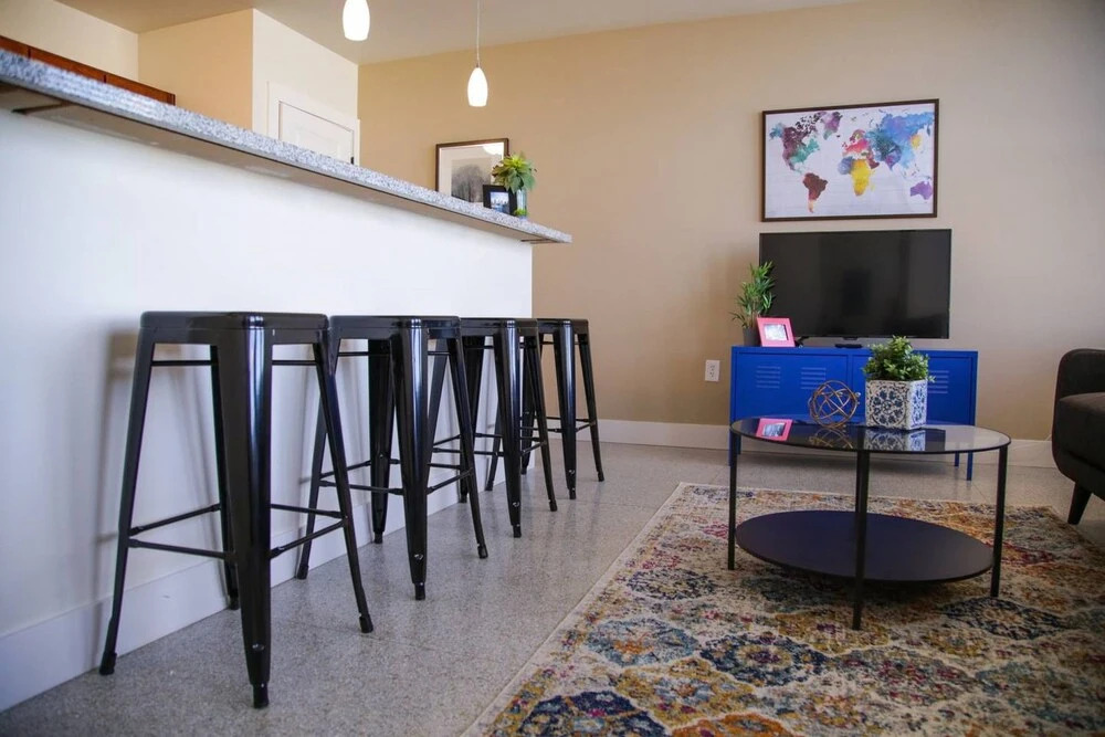 Classic Downtown 1BR Apt with Views