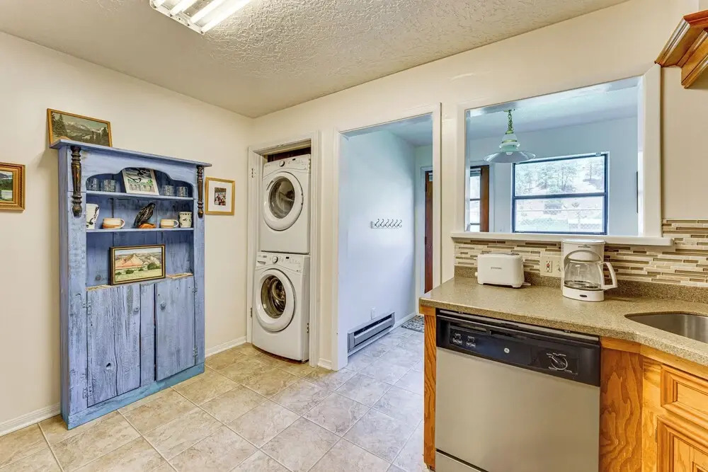 Bike, Hike & Ski: Creek-view Condo in Red River!