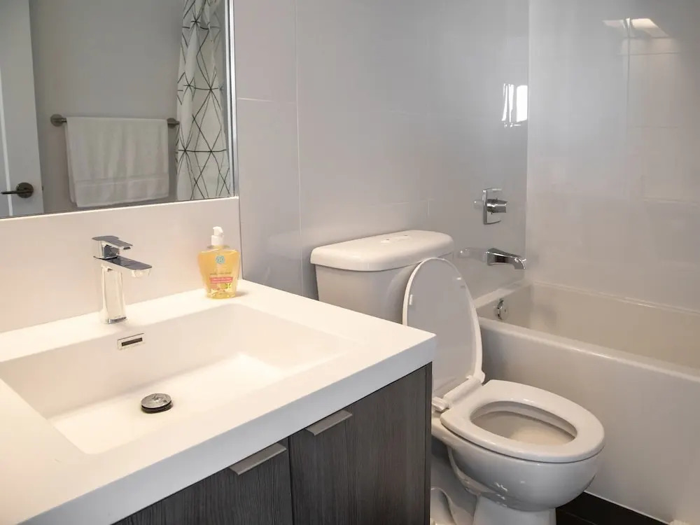Modern 2 Bedroom Yonge and Eglinton Condo