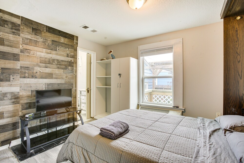 Galveston Cottage ~ 1 Mi to Beach: Pet Friendly!