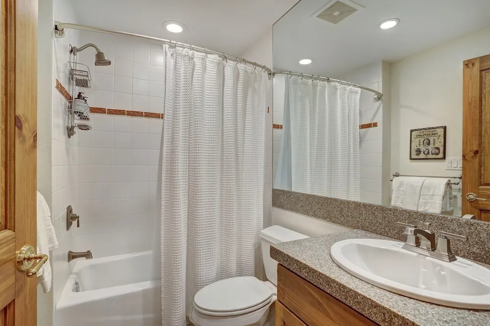 2 BR Condo Arrowhead Village, Walking Distance to Lift