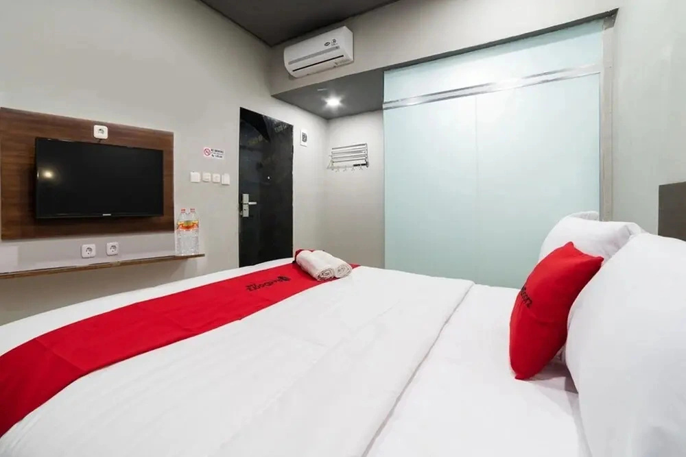 RedDoorz Plus @ Jalan Adam Malik Medan