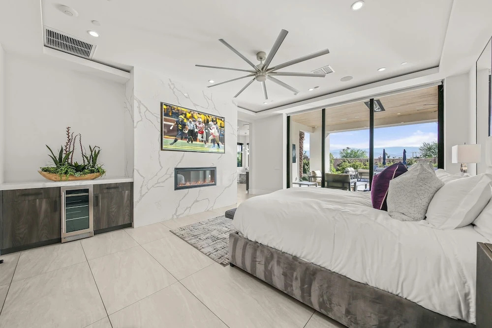 Palm Villa- Luxury 7 Bed, Pickleball, Volleyball, Golf