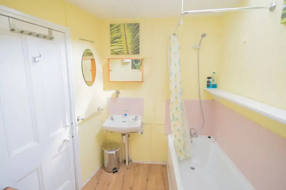 Three Bedroom Apartment Next To Pub
