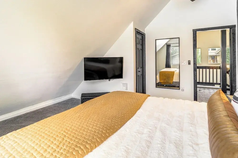 Walk to Trails: Modern Munds Park Mountain Retreat