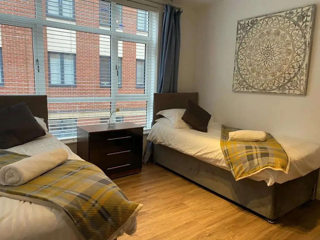 Zen Modern 2 Bedroom Apartment close to city centre ideal for a group of 4-6