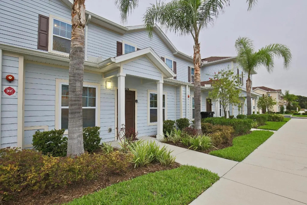 Brand new Townhouse in gated community super close to Disney