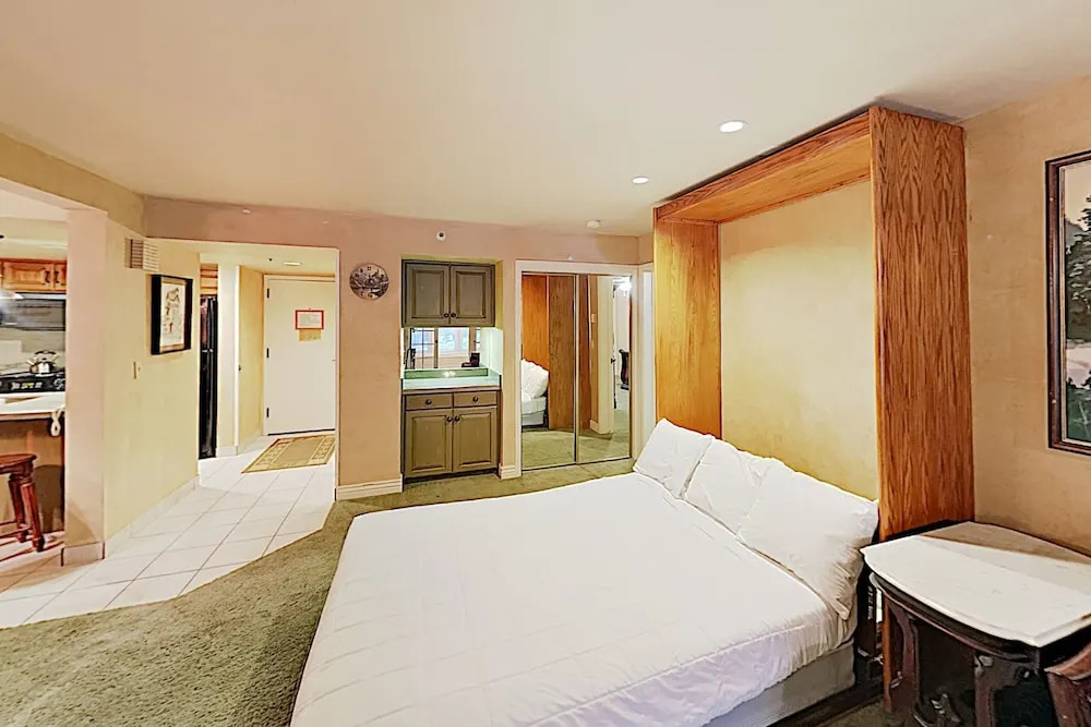 Ski-in/ski-out W/ Pool & Hot Tub 2 Bedroom Condo