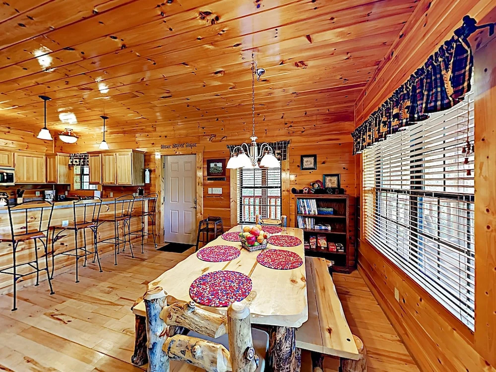 Peaceful Serenity W/ Private Hot Tub & Game Room 4 Bedroom Cabin