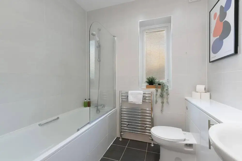 Quirky 3 Bdr 2 Bath Cottage with Parking