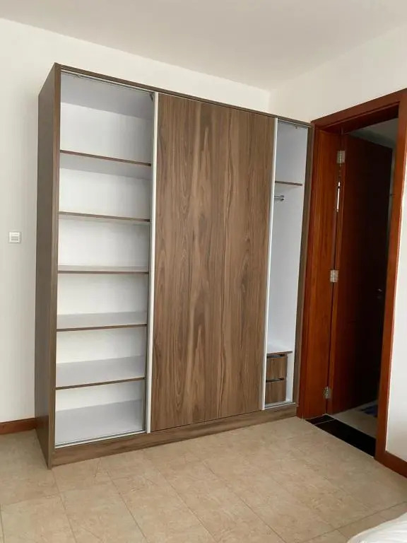 Karim house, 2 bedroom apartment with king beds, balcony view and workspace in Kilimani Nairobi