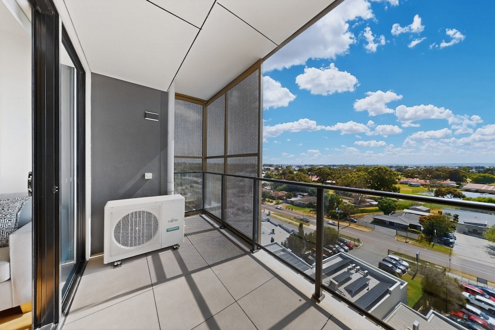 Spacious Newly 2 Bed Unit With Onsite Parking