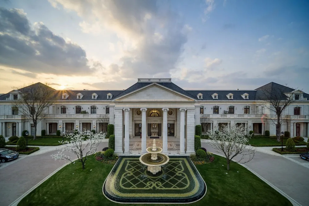 Lvcheng Taohuayuan Huanglong Hotel
