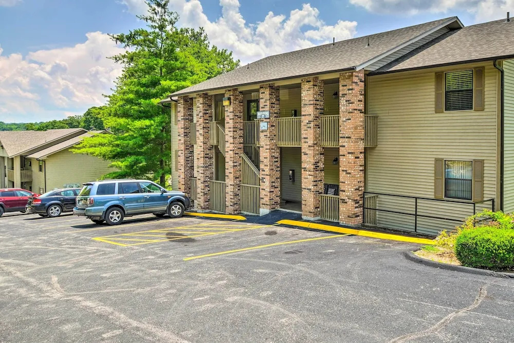 Pet-friendly Branson Retreat w/ Pool & Golf Access