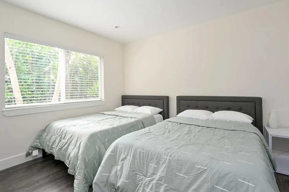 Brand-new All-suite Triplex Unit Near Beach 2 Bedroom Duplex
