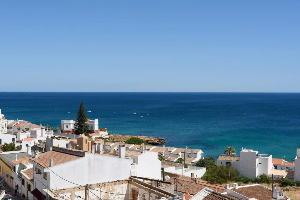 Top Floor Ocean View Apartment – Near Beach Luz