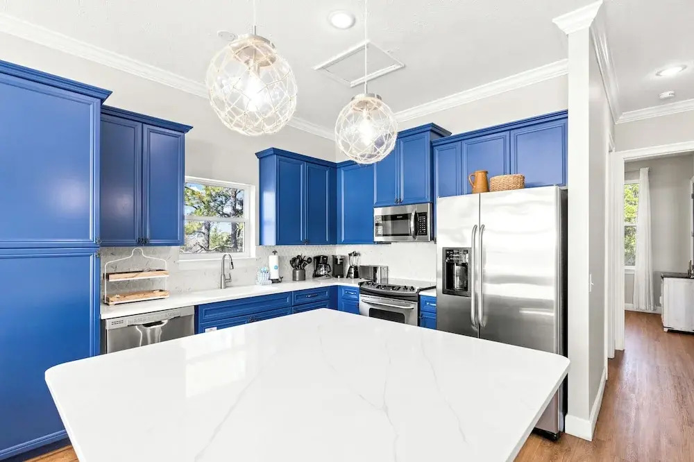 Sailors Cove: 5-bedroom, 4.5 Baths, Sleeps 12! Steps Away From the Beach!