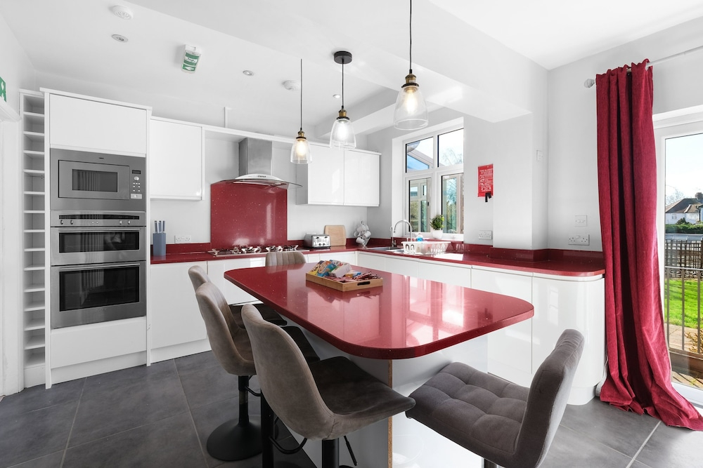 Spacious 5 Bedroom Family Home in Harrow