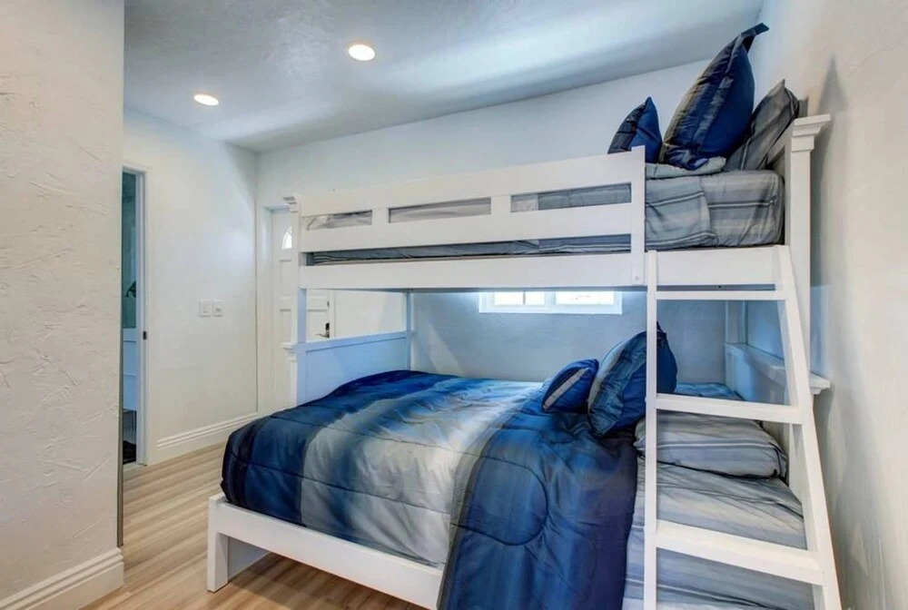 B4 Stunning Contemporary Beach Home With AC and Private Deck