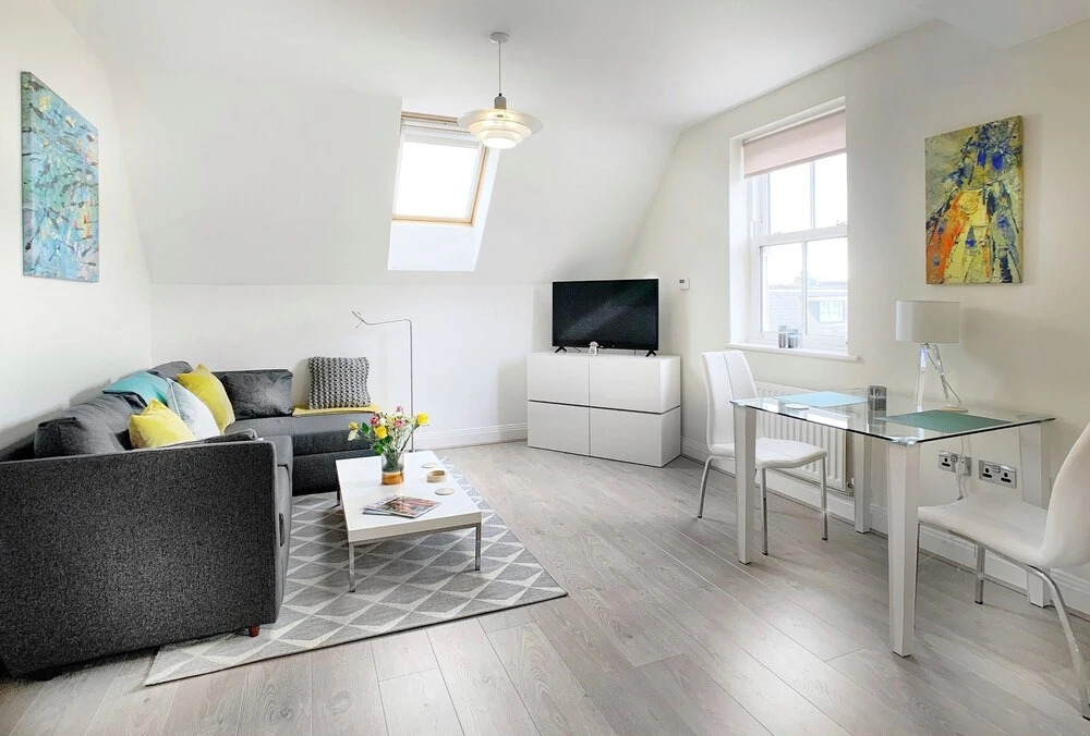 Greenwich Court - Modern Windsor 1 bed flat, with gated allocated parking.