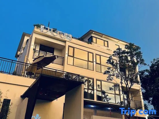 Eight or nine residential rooms in East Lake