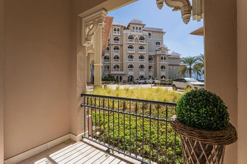 HiGuests - Luxurious 1BR in Palms with Private Beach Access