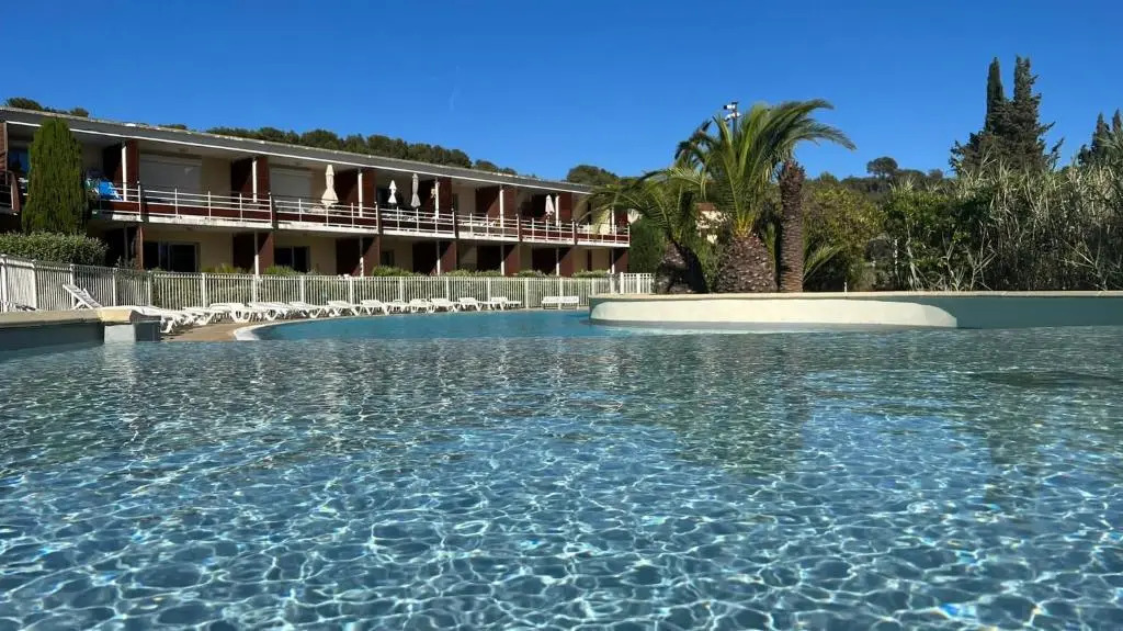 Les terrasses du Liouquet T2, piscine , parking , mer à 150 m