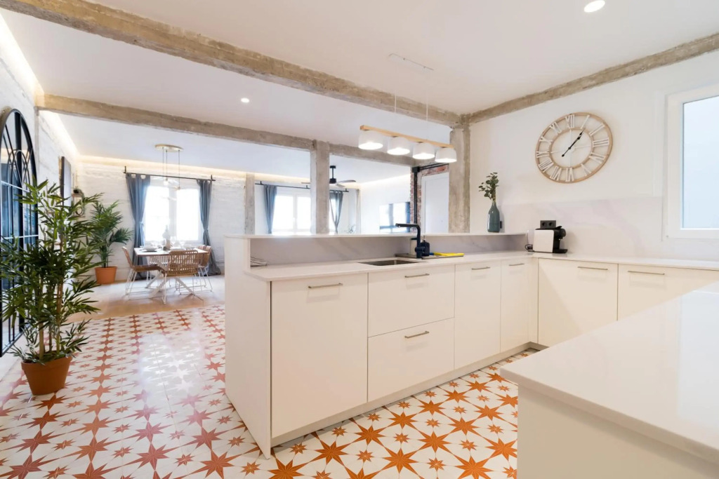Amplio y moderno apartamento con tarima refrescante by Staynnapartments