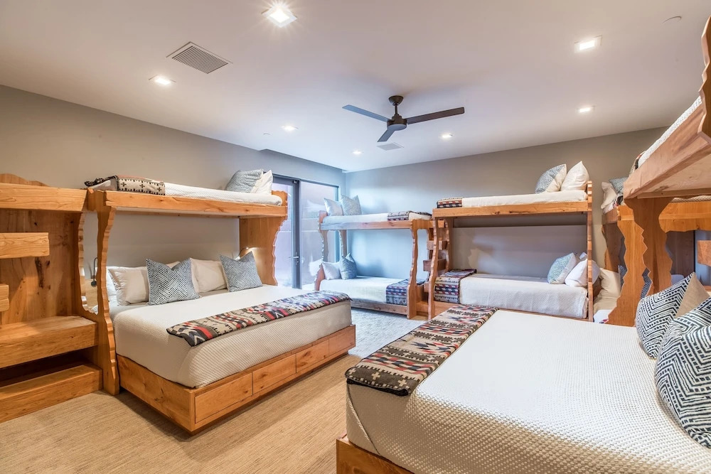 Luxury Service 1 Bedroom & Bunkroom – Sleeps 16 – Daily HK condo
