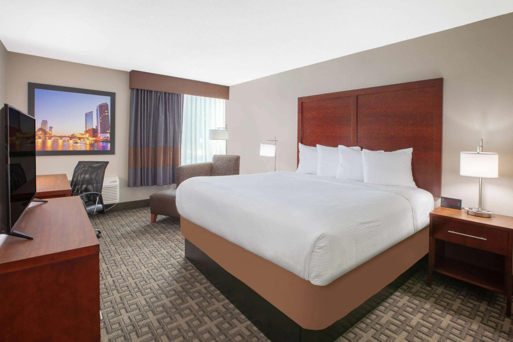 Days Inn & Suites by Wyndham Grand Rapids Near Downtown