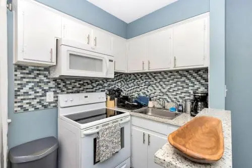 Bay Breeze Anchor Suite (1 bed/1 bath condo with cabanas, fire pits, and pier)