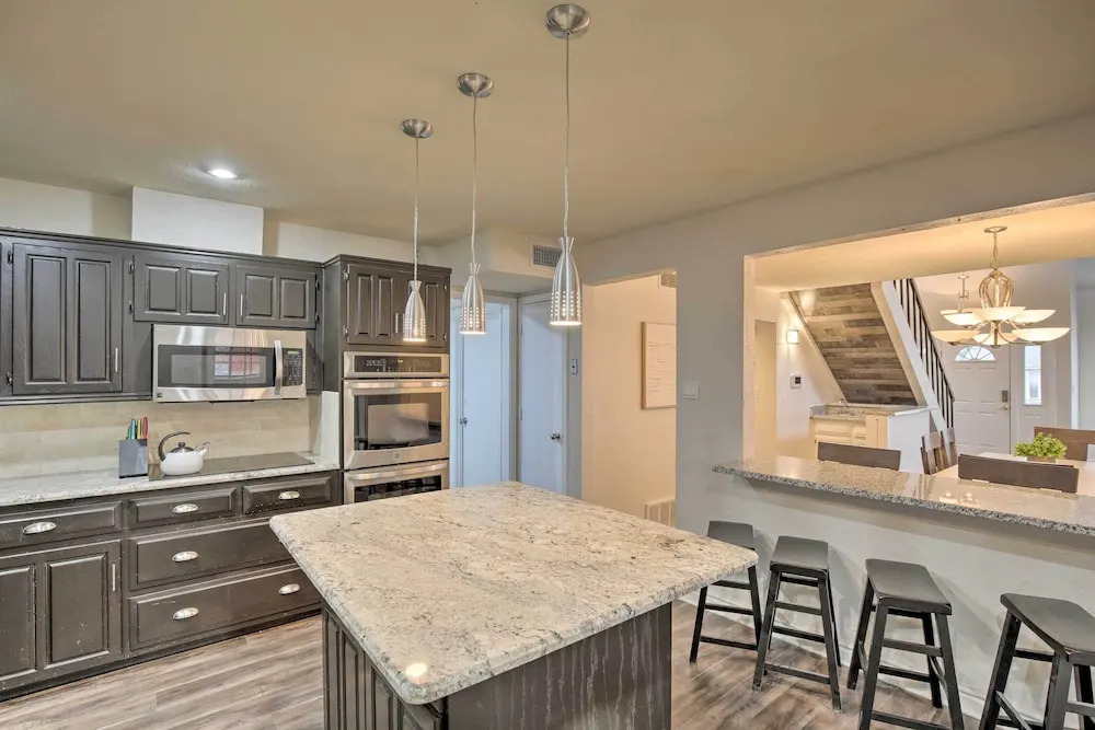 Game Room & Private Pool: Richardson Retreat