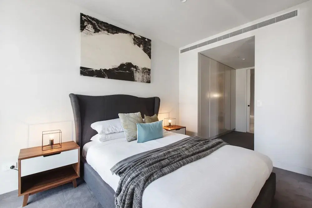 Chic 1-bed With a Sleek Balcony Near Shops
