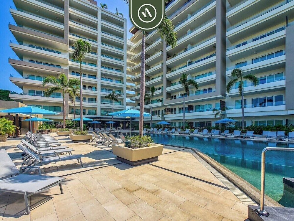 Luxury 2 BR Condo Near Golf Courses and Marina