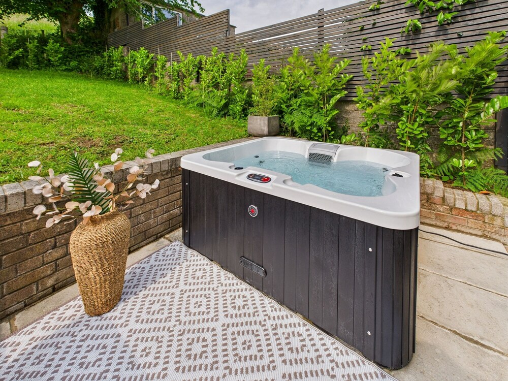 Luxury Beach Stay With Hot Tub