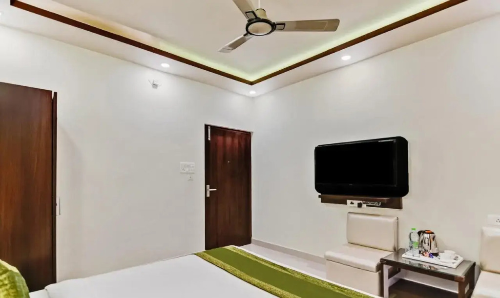Treebo Resto- Near Lucknow Railway Station