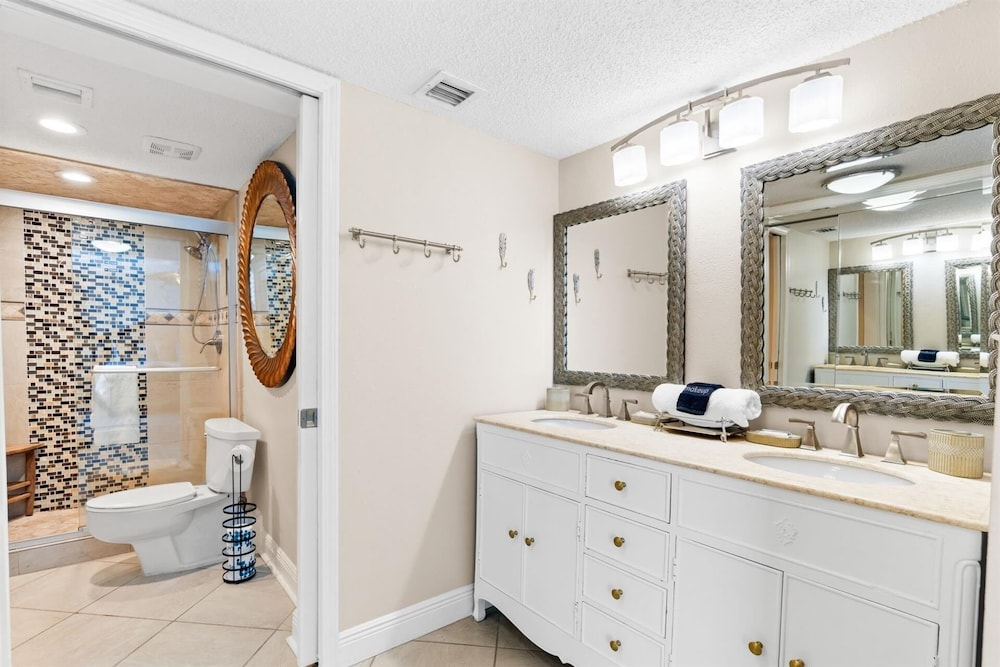 Shoreline Towers 1086 3 Bedroom Condo