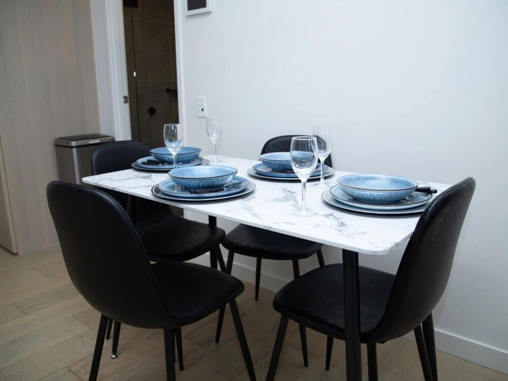 Clayton Luxe Retreat- Elegant 2 BDR With Balcony