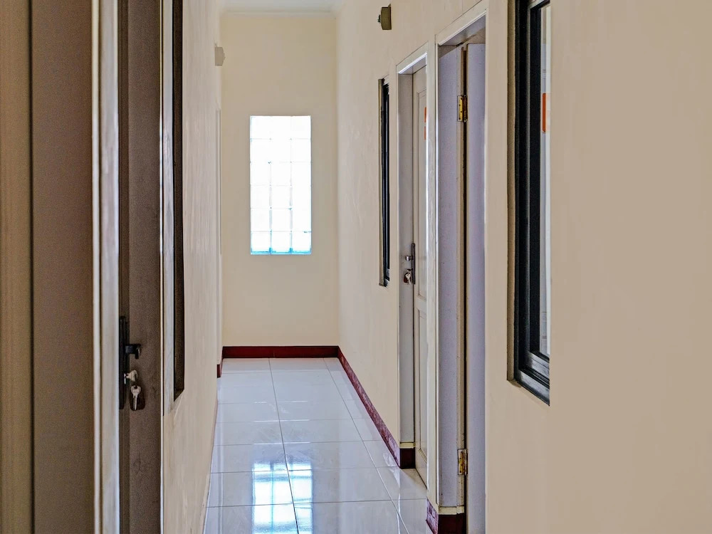 OYO Life 92546 Kost Merah Bojongsoang Syariah