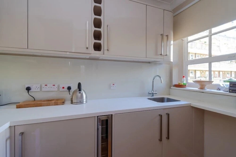 Lovely 2BR Home in Battersea W/parking, 3 Guests!